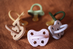 HEVEA_Lifestyle_Pacifier_Dusty-violet_Light-orchid_Ortho_3-36mth_5710087437716-3-S.jpg